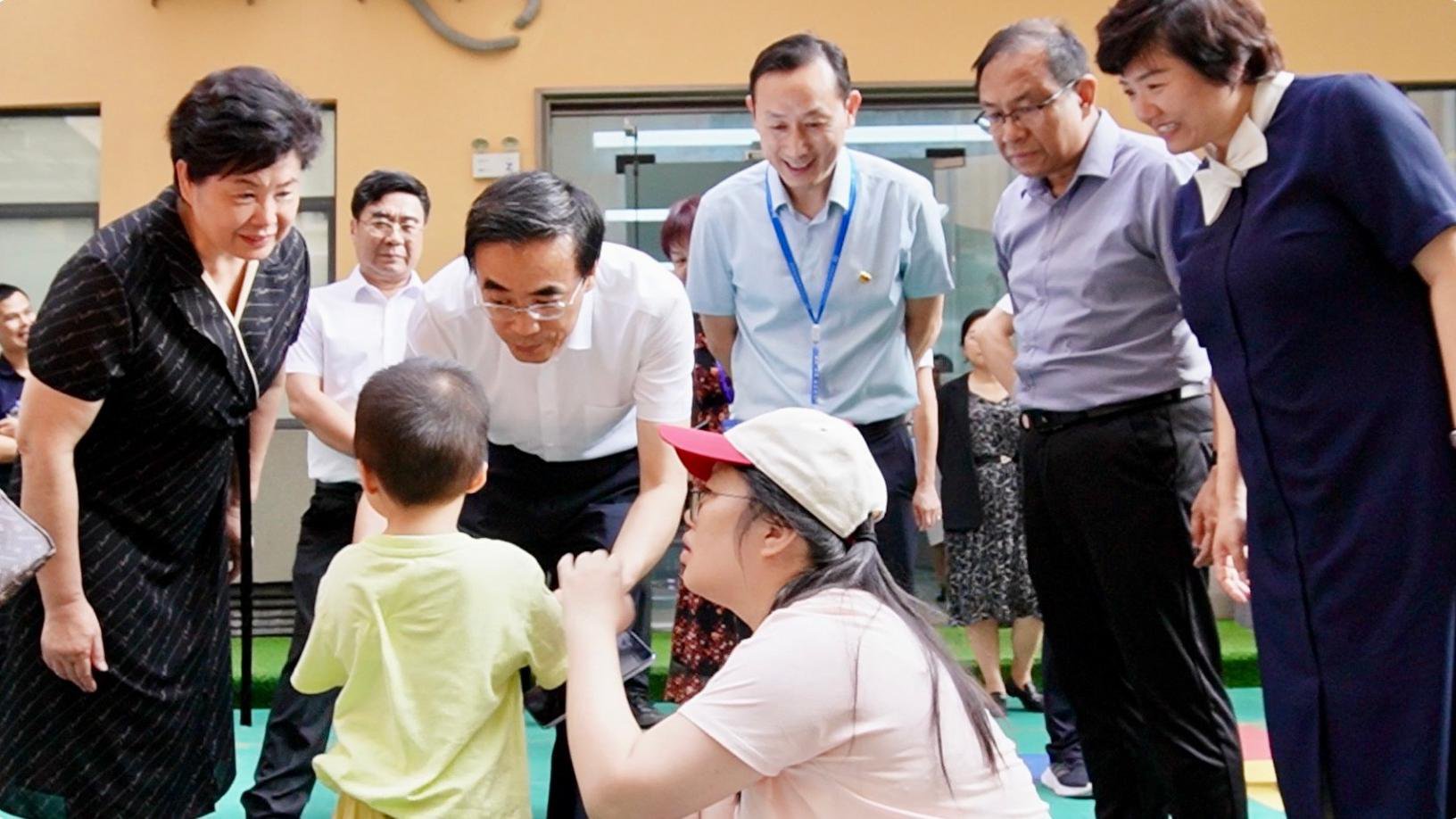 中国残联主席程凯莅临春暖康复医院调研指导孤独症儿童康复服务体系建设工
