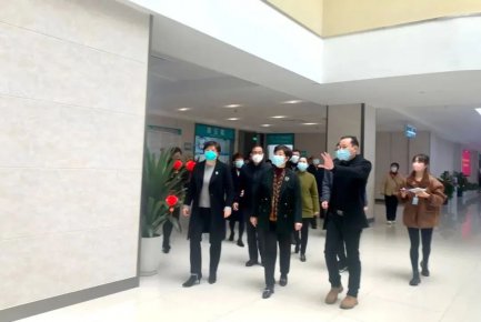 自治区残联党组书记、理事长黄丽娟到我院开展残疾人群体康复工作调研
